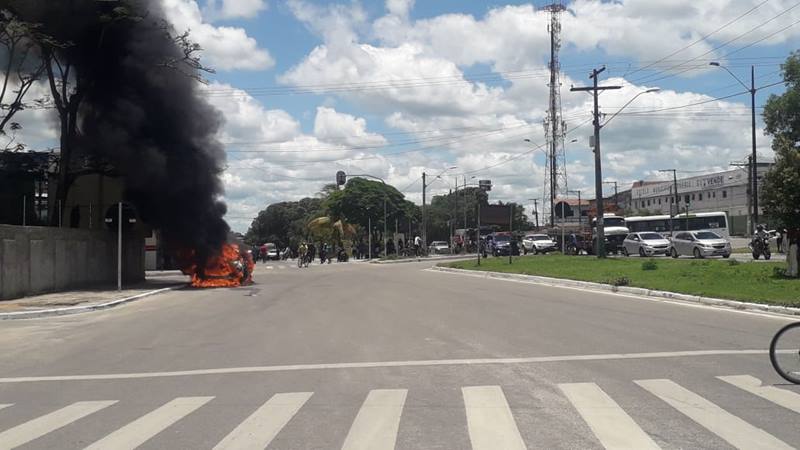 Carro pega fogo no Centro de Eunápolis 6