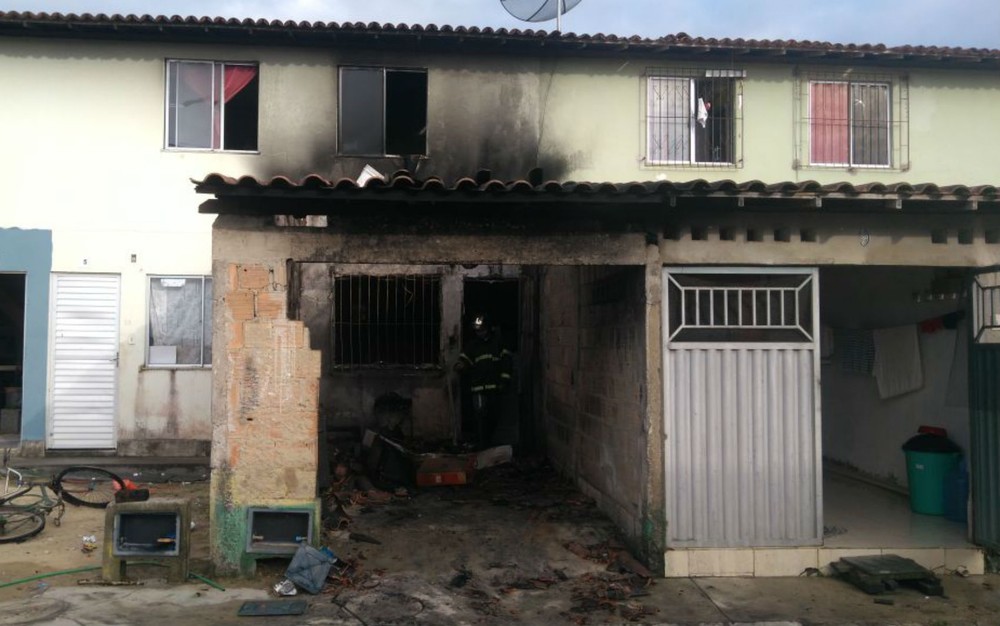 Eunápolis: Carro pega fogo em garagem e chamas destroem casa na Renovação 7