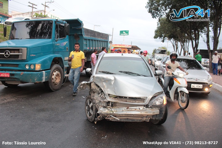Carro em alta velocidade bate no fundo de caminhão 5