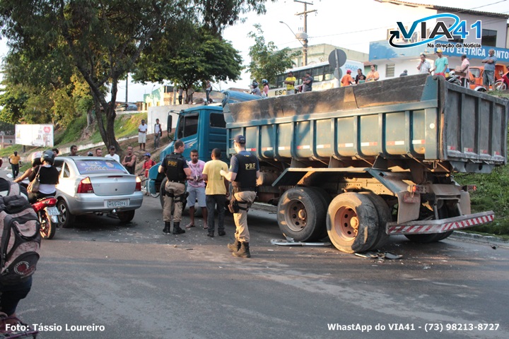 Carro em alta velocidade bate no fundo de caminhão 8