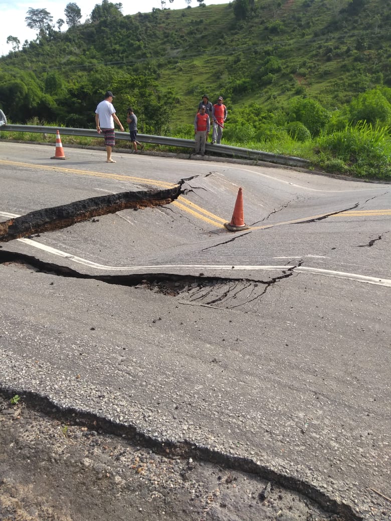 Asfalto cede na BR 101 entre Eunápolis e Itabela, rodovia fica interditada 28
