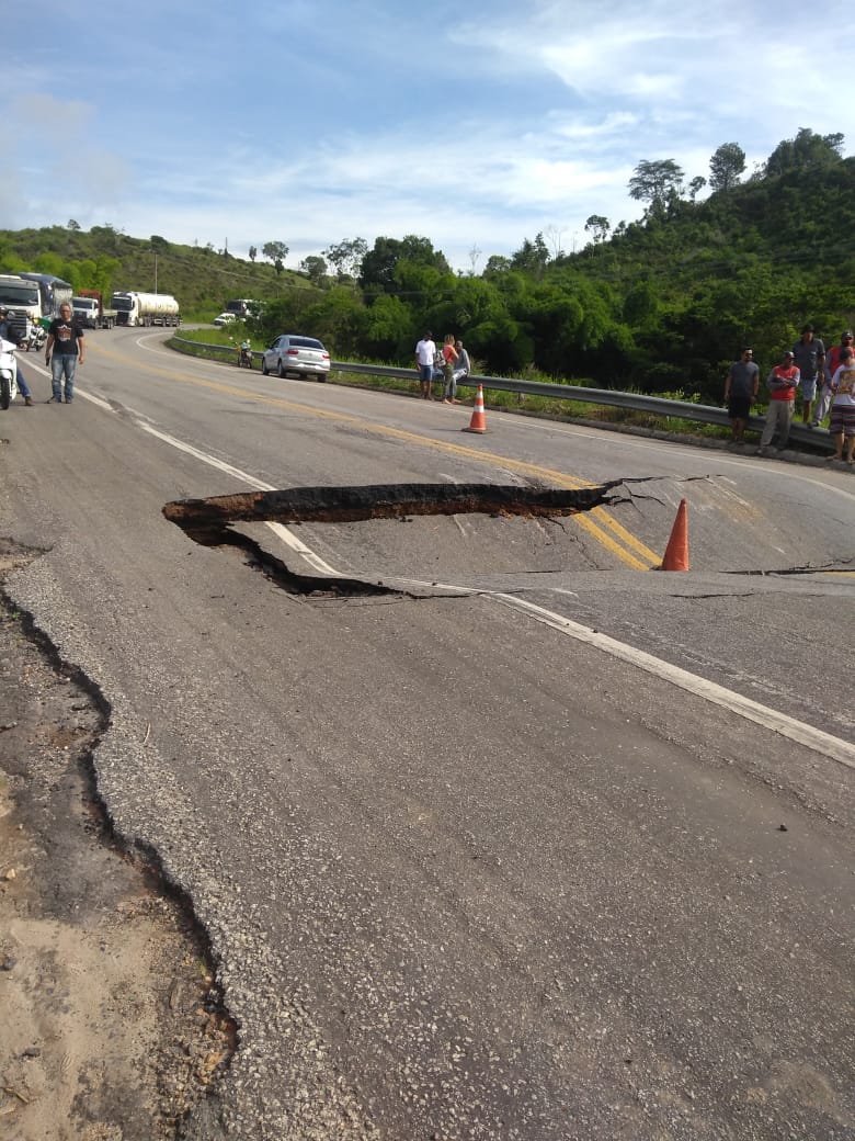 Asfalto cede na BR 101 entre Eunápolis e Itabela, rodovia fica interditada 29