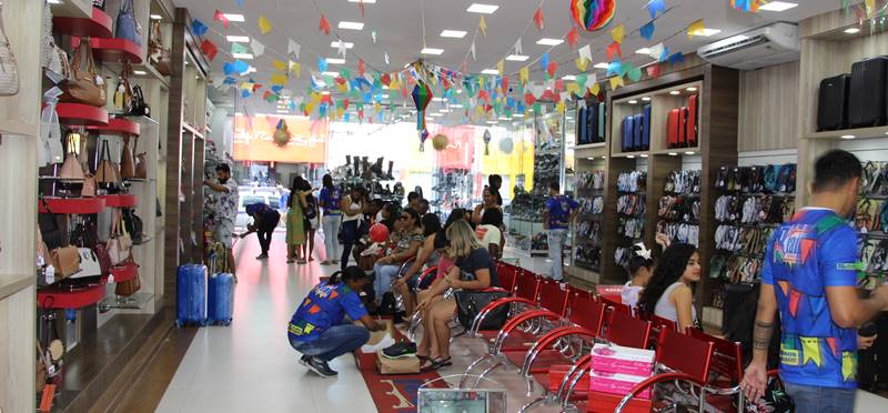 O clima junino tomou conta da Real Calçados! Venha pra cá com o seu par e garantam calçados especiais pra dançar forró bem calçado neste São Pedro! 46